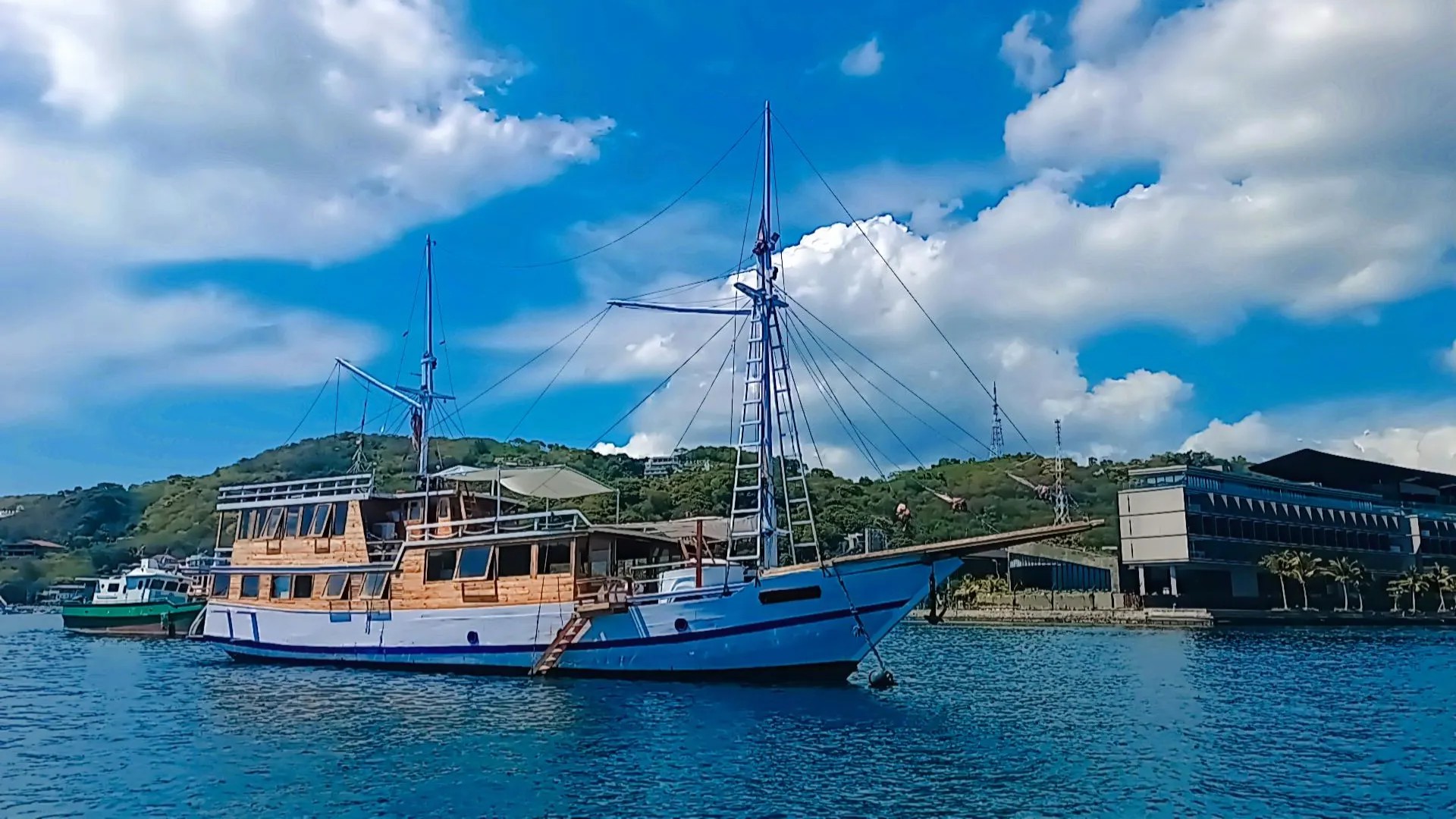 explore komodo 2 days